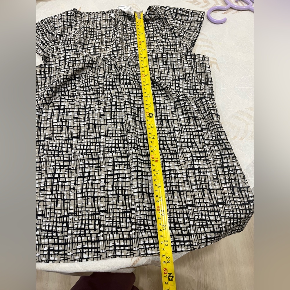 Monochrome Grid Pattern Blouse - Picture 5 of 7